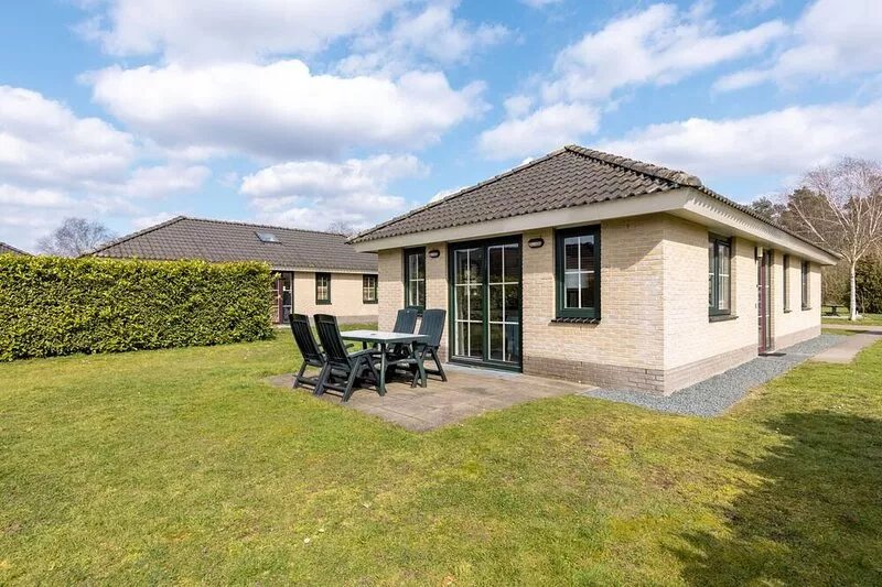 Cozy bungalow with IR sauna, 3 km. van Putten