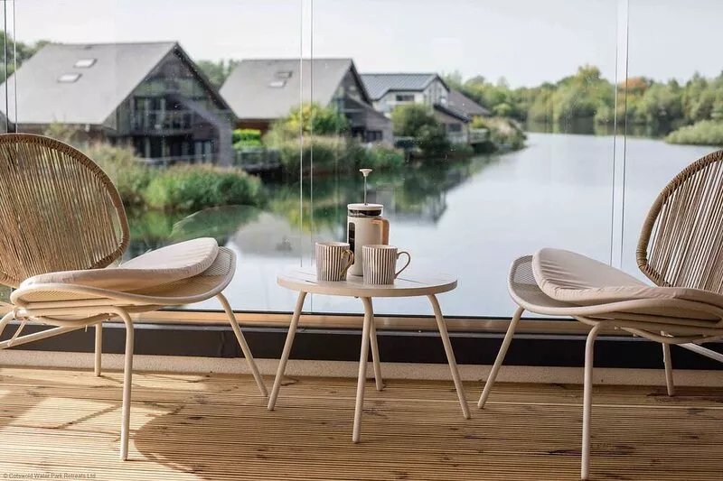 Serendipity Lodge: A Luxurious Lakeside Retreat in the Heart of Cotswold"