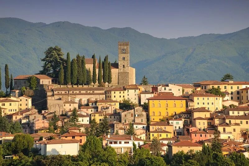 Monte Rotondo, Tuscany Villa with large private pool 200 mtrs walk to restaurant
