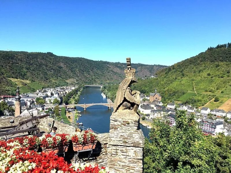 Apartment with balcony directly on the banks and with a view of the Moselle