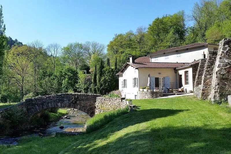Charming house and small paradise of greenery