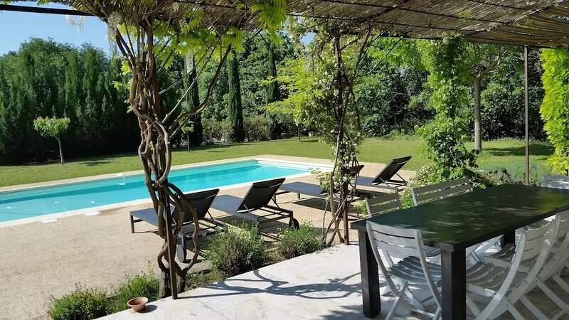 Beautiful villa with pool and garden 10km from Vaison-LaR, fully