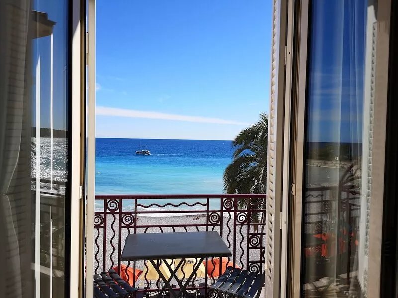 Turquoise Holidays apt: Blue sea & beach view from yr bed, living-room &kitchen!