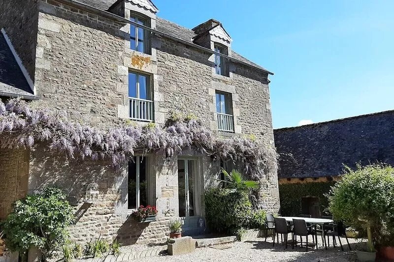 Lovely house, sleeps 6, shared heated pool