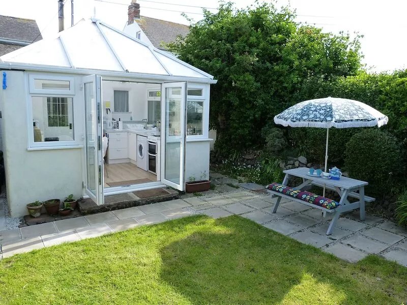 Cosy Stoneturner's Cottage, Lizard Village, fully equipped, private garden