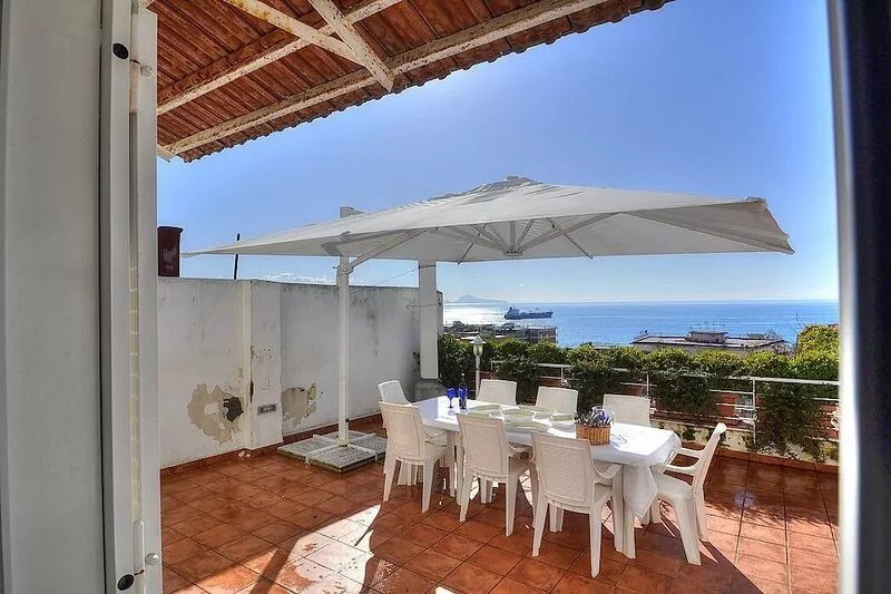 Casa Bellacqua: An elegant and welcoming apartment which faces the sun and the