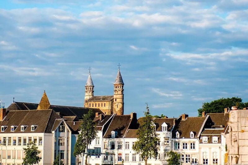 Private island: rest on the water near the bustling center of Maastricht