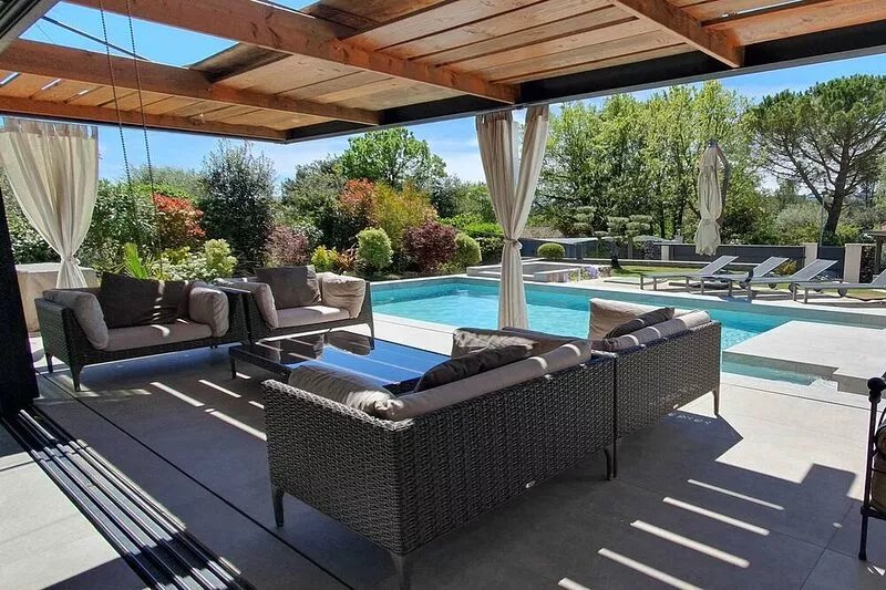 Beautiful modern villa with swimming pool and jacuzzi in absolute calme