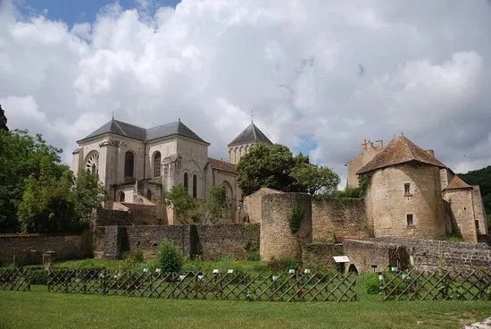 Abbaye de Saint Junien de Nouaille-Maupertuis
