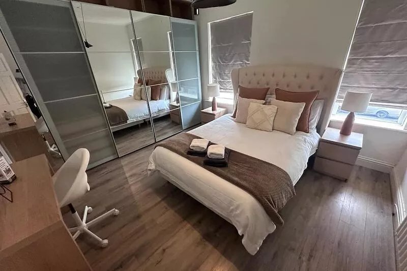 This house is a 3 bedroom(s), 1.5 bathrooms, located in Salford, England.