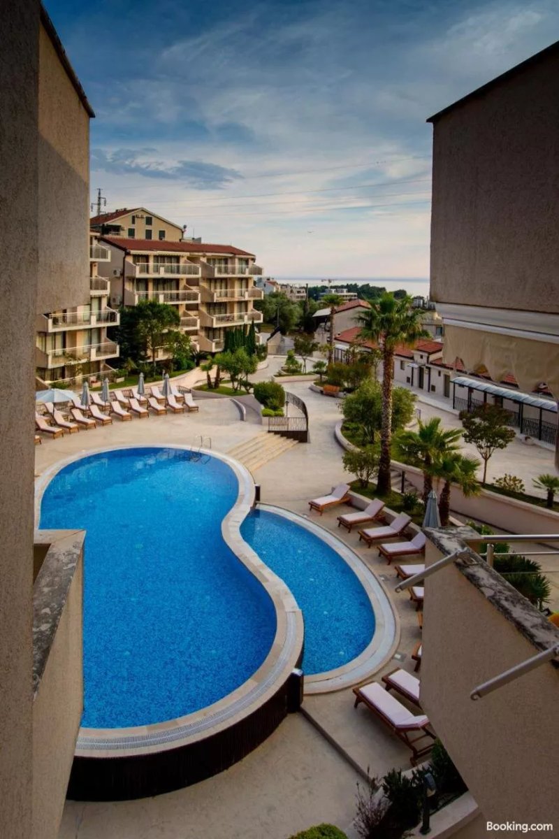 Luxury Pool Apartments Near the Sea