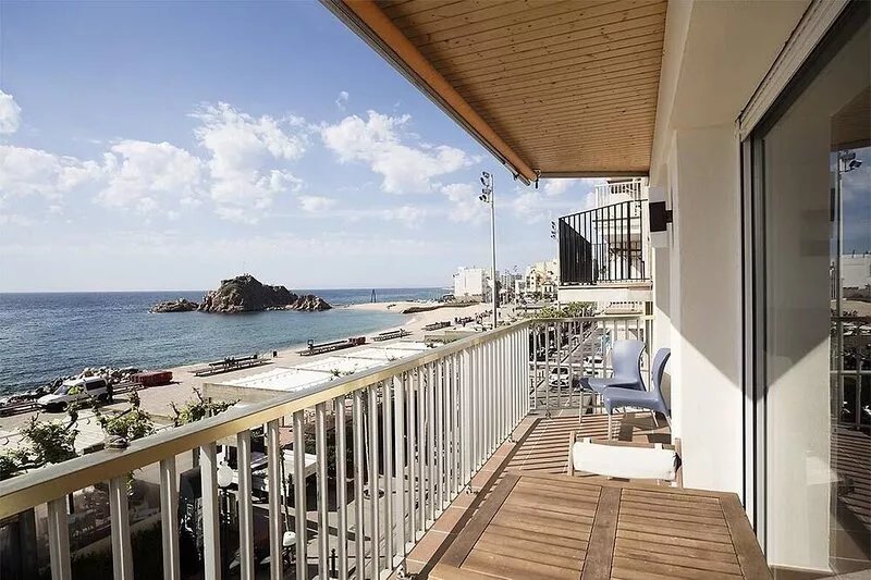 Apartment on the seafront, in the middle of the bay, best possible location