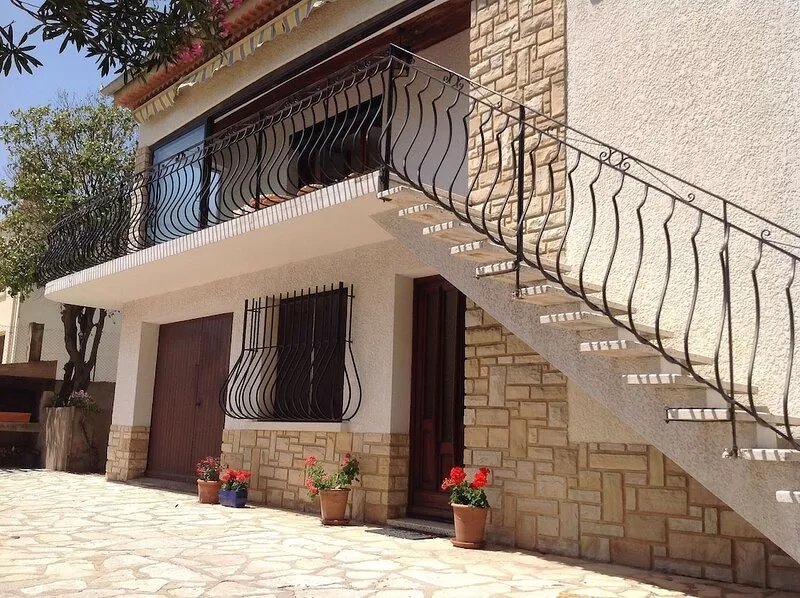 Beautiful garden apartment with a gated driveway in the village of Marseillan