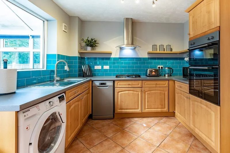 Peterborough Contractors,6Beds,2Baths,Free Parking6