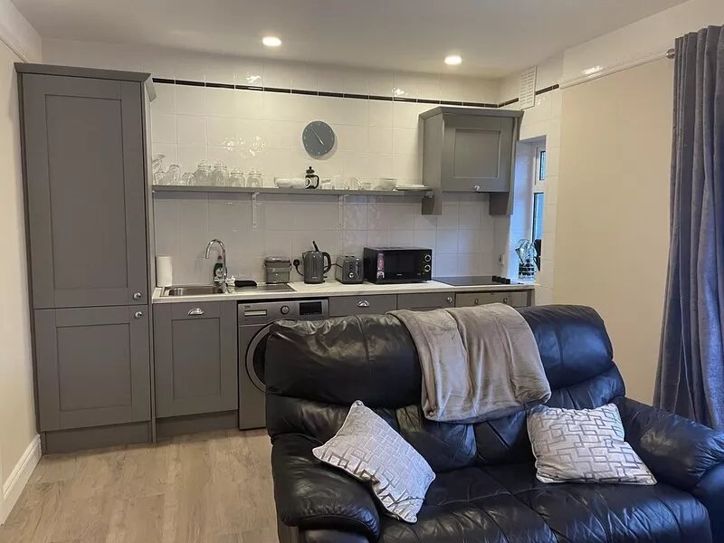 Buttermilk Lodge One Bedroom Apartment, private entrance, 5 mins walk to Clifden