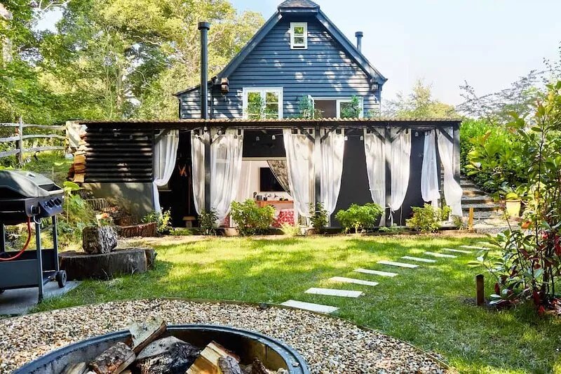 Romantic artist studio with hot tub, fire pit, hiking trails in woodland setting