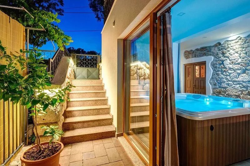 VILLA VALENTINA Holiday home for up to 10 people with large pool and whirlpool