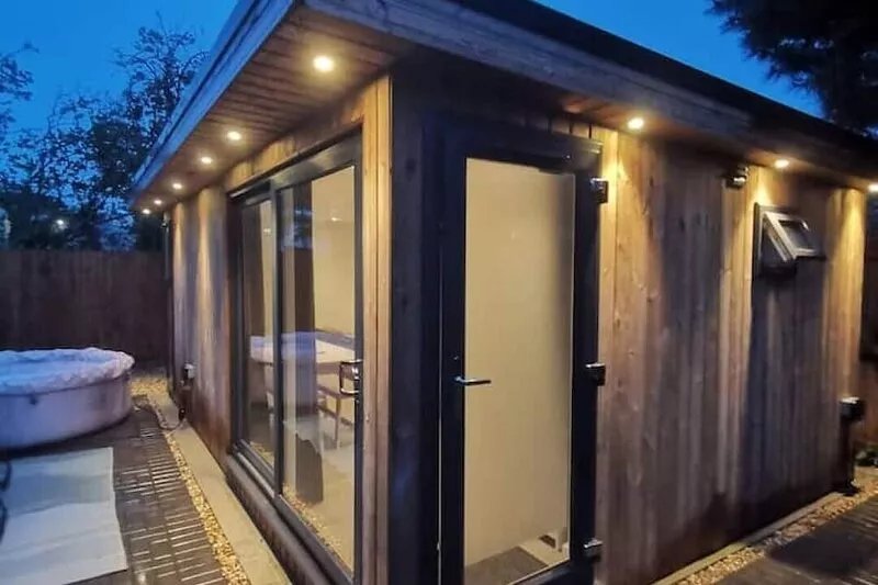 Luxury cabin with hot-tub