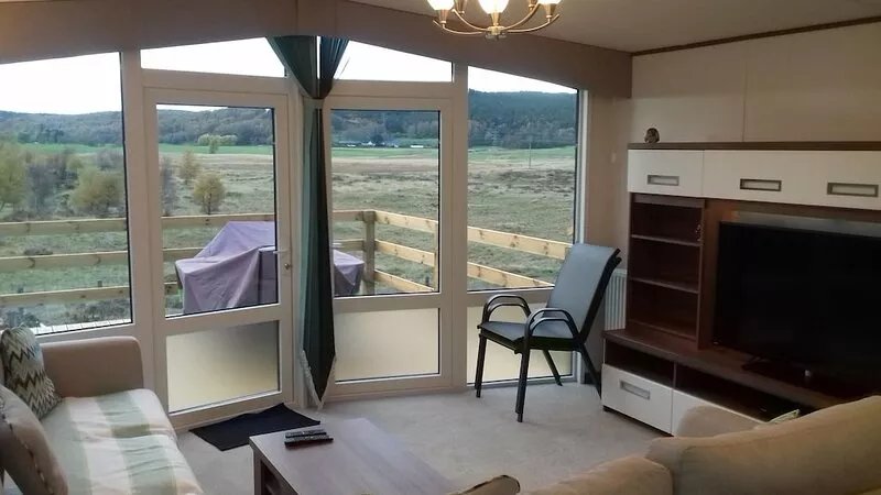 Chalet with large decking, great views, WIFI included. ATTENTION SKIERS - IDEAL