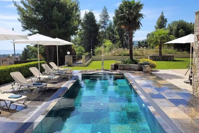 Close to the beach, fantastic sea views, heated private pool
