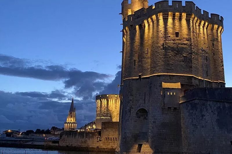 Nice apartment with magnificent views of sea , beach and La Rochelle Perthuis