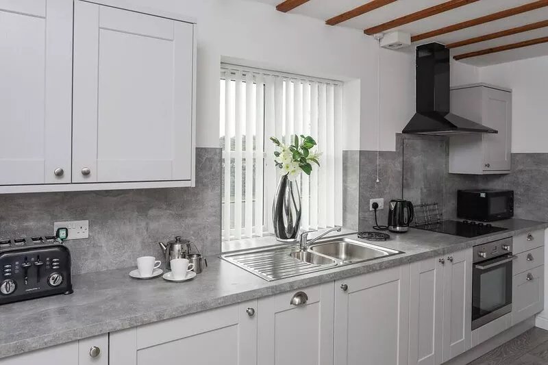 TYN TOWYN - TY GWYRDD GOLAU, country holiday cottage in Trearddur Bay