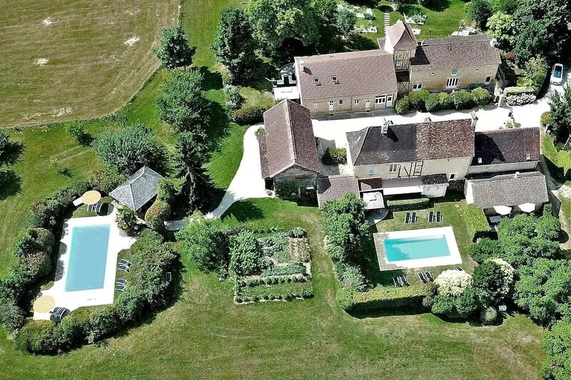 Large comfortable cottage (4 *) with terrace, garden and private heated pool.