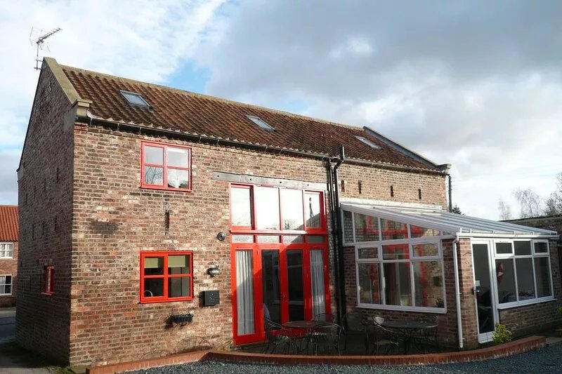 Converted farmstead that sleeps 26; 6 showers, 2 baths;table tennis; sauna; gym.