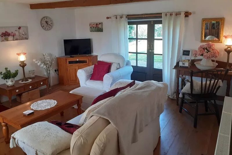 Beautiful 300 year old traditional country cottage