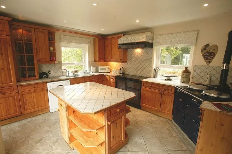 Sleeps 8 (+2) Private Tennis Court and Games Room, Rural, Pet welcome.