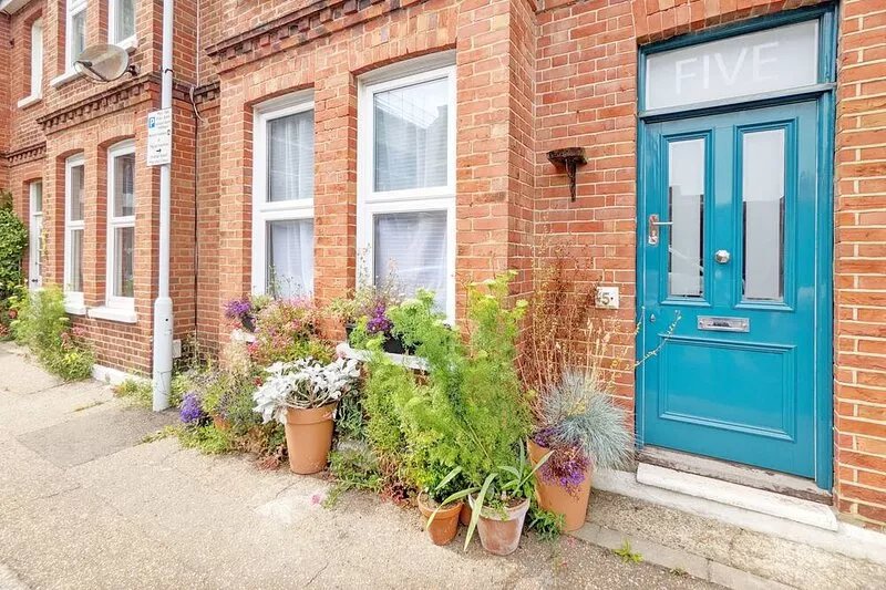 No. Five - Worthing  - sleeps 6 guests  in 2 bedrooms