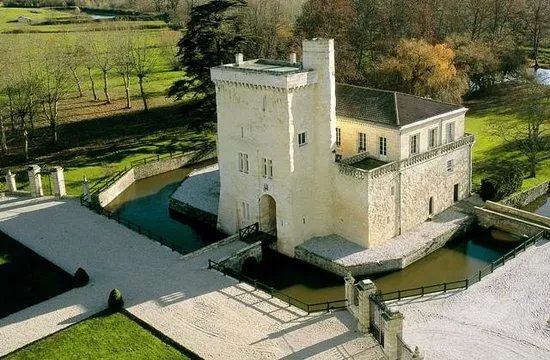 Chateau La Tour Carnet