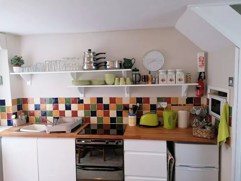 'Le Chalet' 2 bedroom sleeps 5 short walk to beach