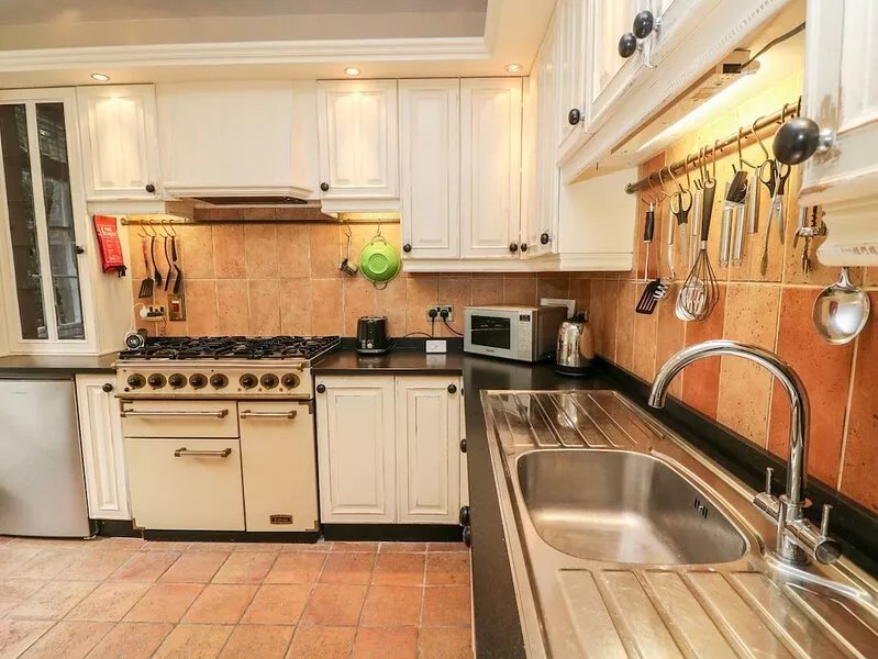 WESTMORLAND COTTAGE, pet friendly, with a garden in Grange-Over-Sands