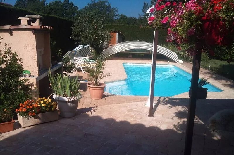 Large independent studio in private villa with garden, Swimming pool, Jacuzzi