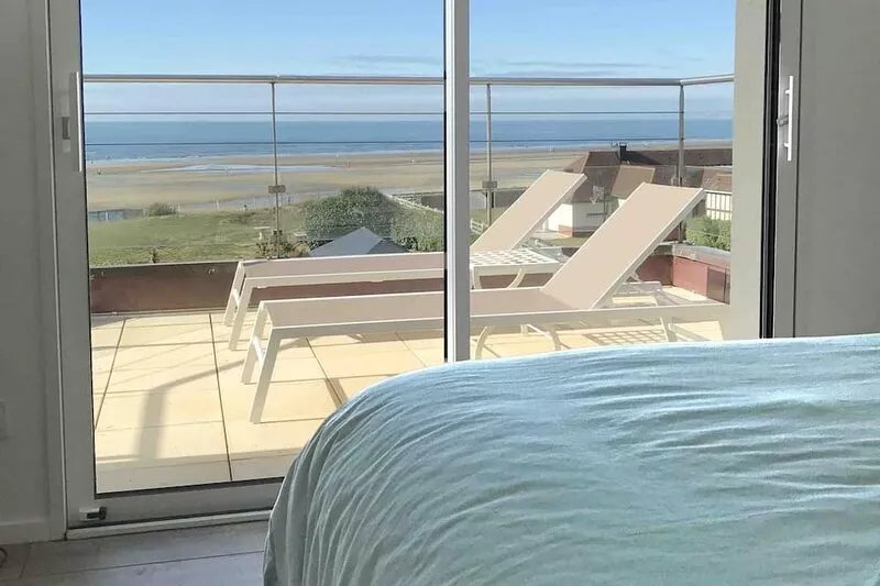 DEAUVILLE, APARTMENT WITH INCREDIBLE SEA VIEW, DIRECT ACCESS TO THE BEACH