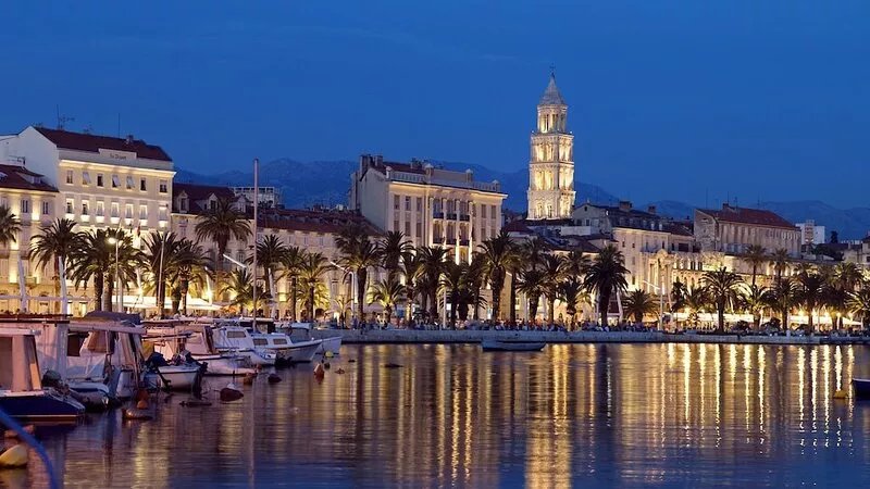 Modern & cozy apartment in amazing location just opposite to Dioclation's Palace