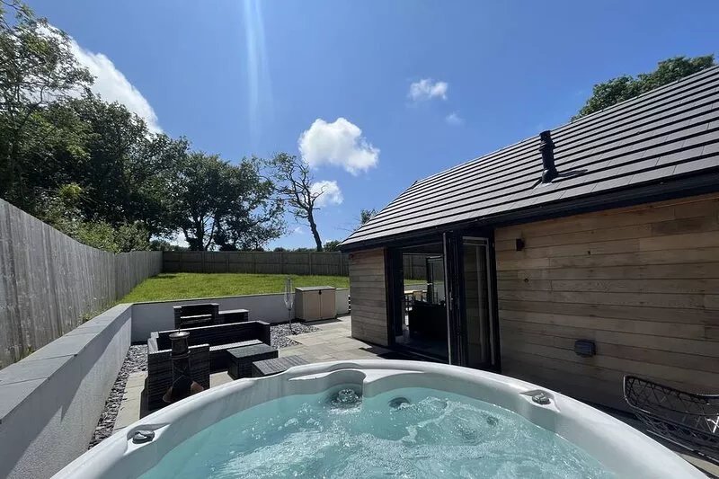 Oak Cottage with large garden and hot tub