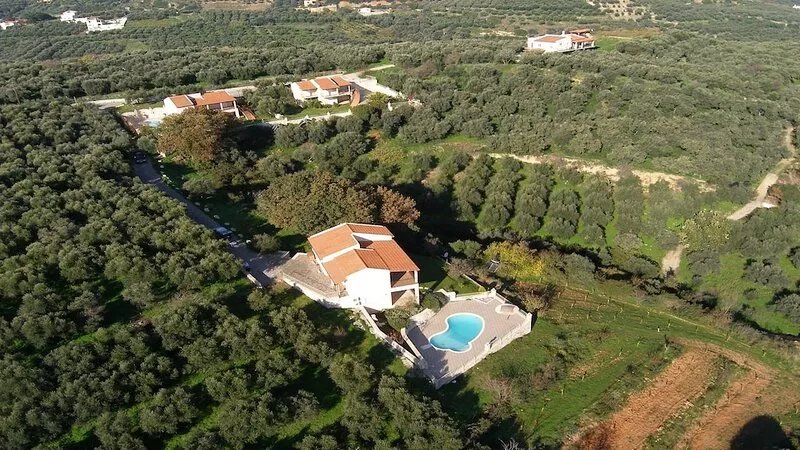 Peaceful and private family villa, big pool, wellness, views of sea and mountain
