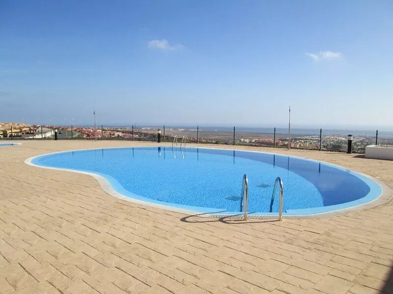 Long term only, spacious House 6 sleeps, shared Pool, Wifi and UKTV