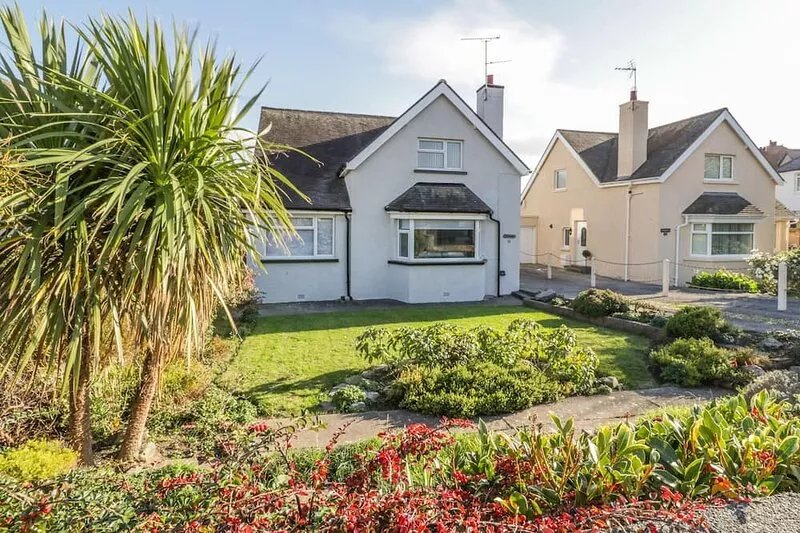 11 SEABREEZE, pet friendly, with a garden in Llandudno