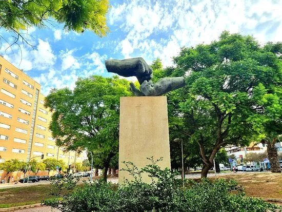 Escultura Cuidando A Las Personas
