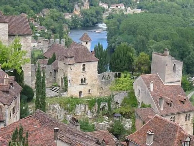 Picturesque House & Garden in Historic Village