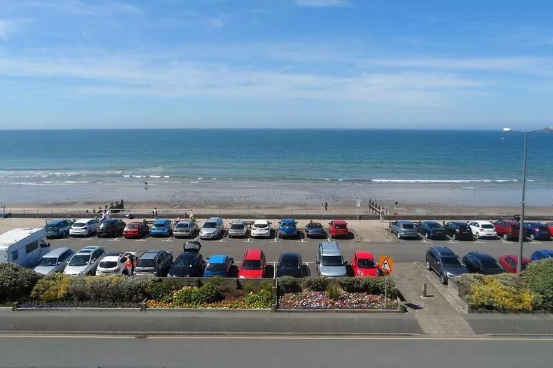 Trem Enlli is a homely 2 bed seafront apartment in Tywyn