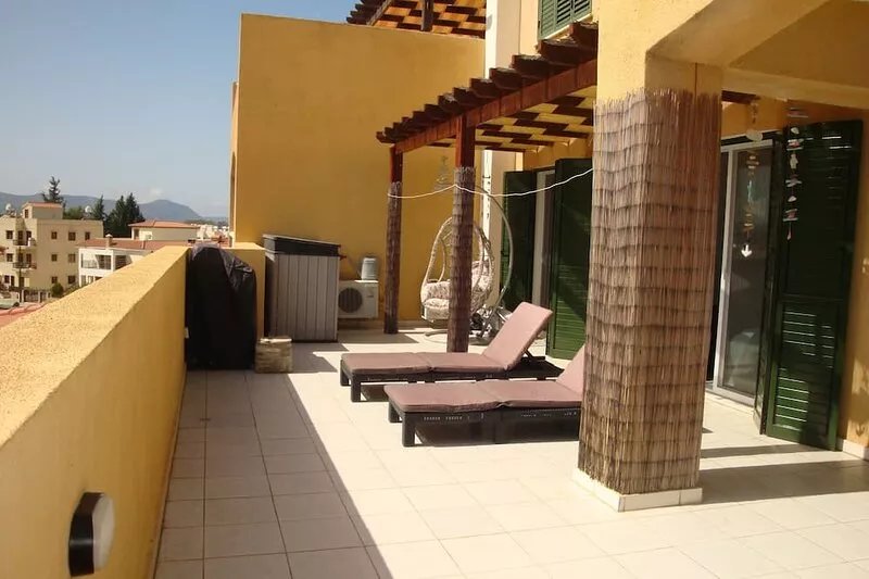 Spacious apartment with very large balcony close to all amenities