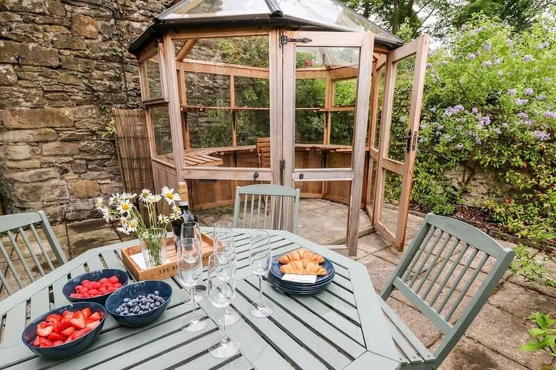 EASTVIEW, family friendly, with open fire in Matlock