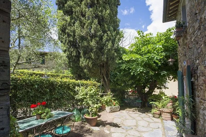 Stunning private villa with WIFI, TV, patio, pets allowed and parking, close to