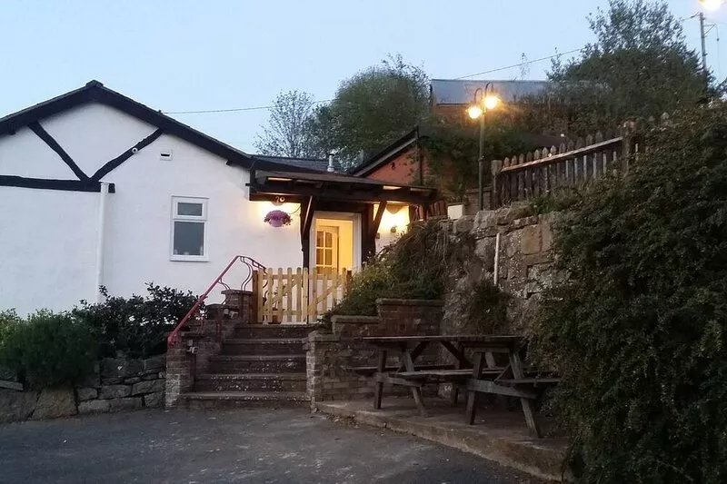 Large Holiday Let Suitable for Families, Groups. Sleeps up to TEN. Games room.