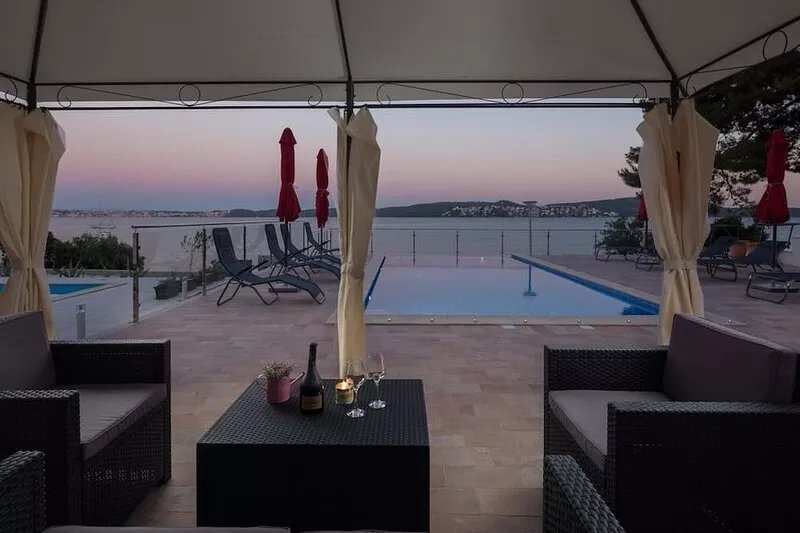 LUXURY BEACH APARTMENT WITH INFINITY HEATED POOL ONLY FOR YOU in 5. 6. and 7.23.
