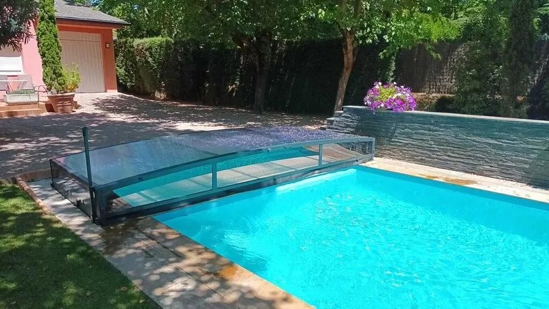 Torrelodones: House with shared garden and pool 25 min from Madrid. Wifi
